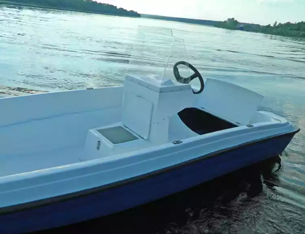 Стеклопластиковая лодка Пингвин с консолью (тримаран) в Прокопьевске