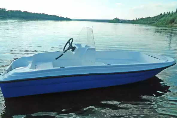 Стеклопластиковая лодка Пингвин с консолью (тримаран) в Прокопьевске