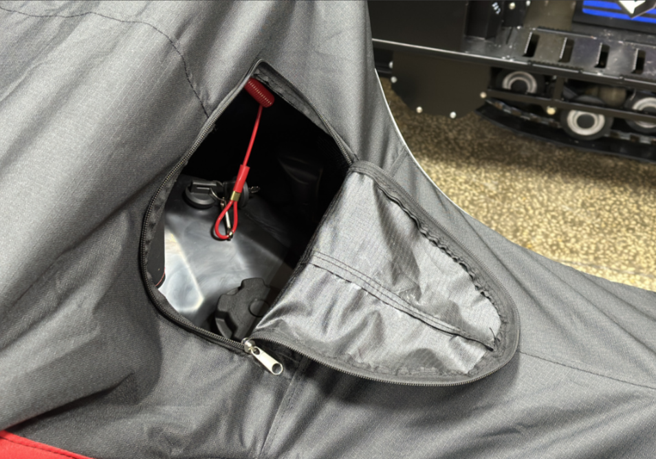 Чехол транспорт. снегохода IKUDZO HUNTER черно-красный Оксфорд ПРЕМИУМ качества с лого IKUDZO в Прокопьевске