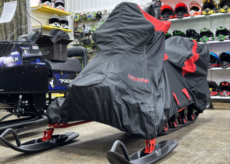 Чехол транспорт. снегохода IKUDZO HUNTER черно-красный Оксфорд ПРЕМИУМ качества с лого IKUDZO в Прокопьевске