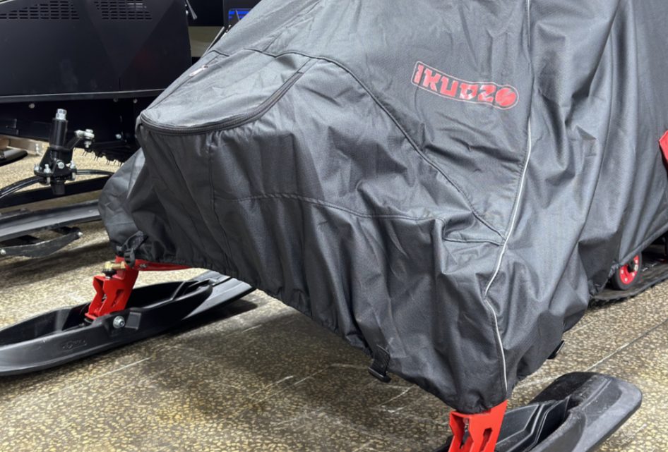 Чехол транспорт. снегохода IKUDZO HUNTER черно-красный Оксфорд ПРЕМИУМ качества с лого IKUDZO в Прокопьевске