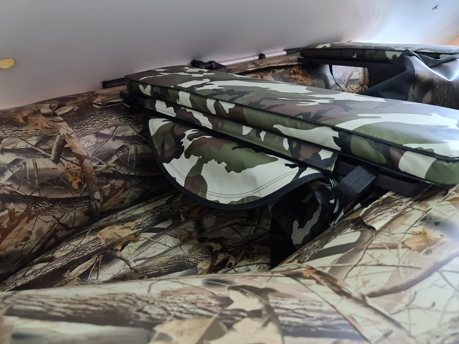 КОМПЛЕКТ МЯГКИХ НАКЛАДОК С СУМКОЙ ДЛЯ ЛОДОК 80Х20 КАМУФЛЯЖ в Прокопьевске